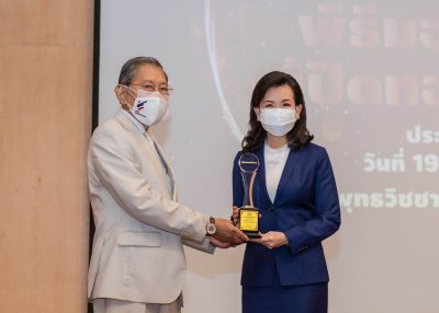 พญ. นลินี ไพบูลย์ สุดภูมิใจรับรางวัล “ผู้ปิดทองหลังพระ” ประจำปี 2564 ในฐานะนักธุรกิจคนไทยที่คืนกำไรสู่สังคมด้วยการให้แก่ผู้ยากไร้